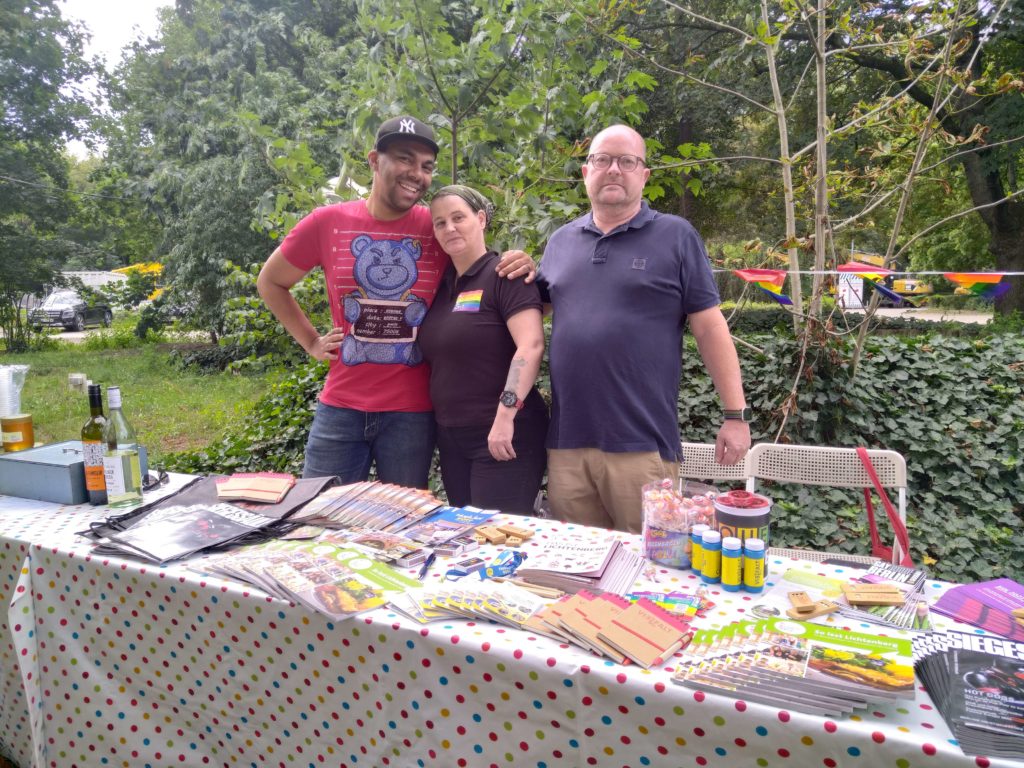 Foto: Unser Stand mit v.l. Donna, Nicole, Jens