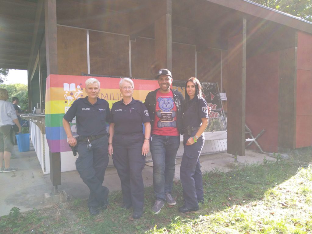 Foto: Unsere Donna mit den Damen der Polizei