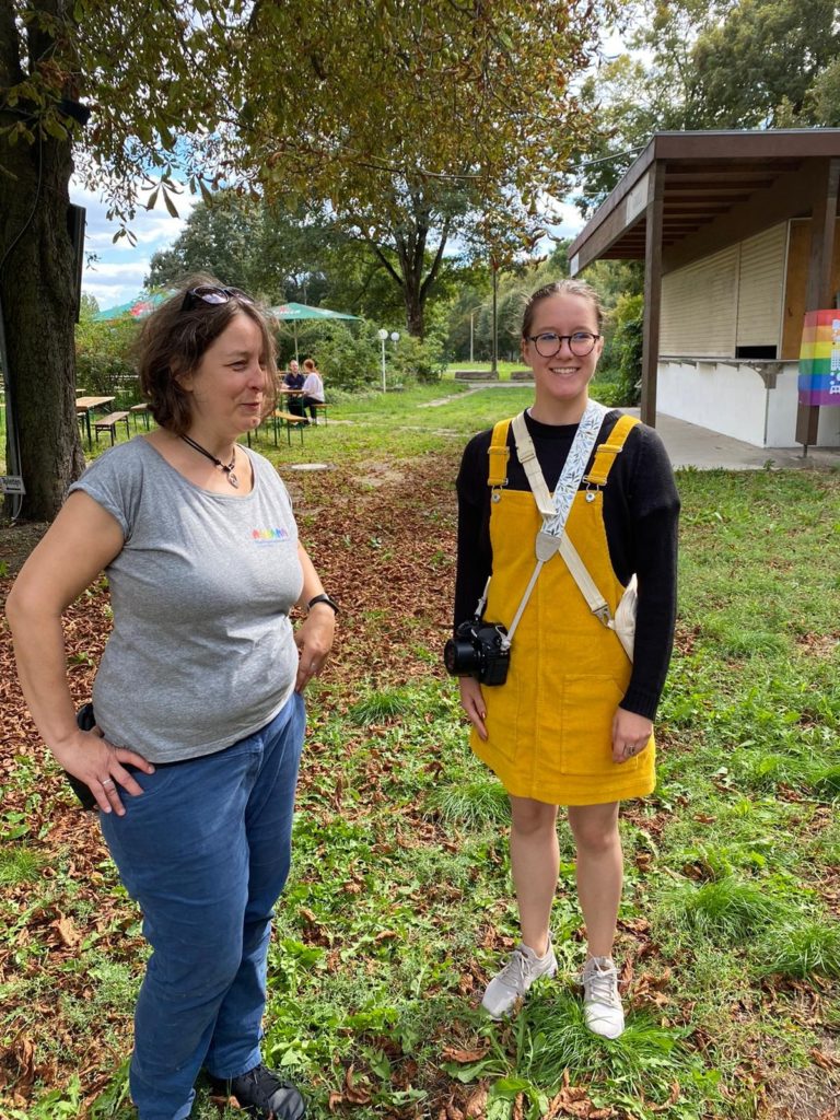 Foto: Constanze Körner (LesLeFam) mit Lisa Marie Sager. Sprecherin für Gleichstellung, Inklusion, intersektionaler Feminismus in der BVV Fraktion der SPD in Lichtenberg