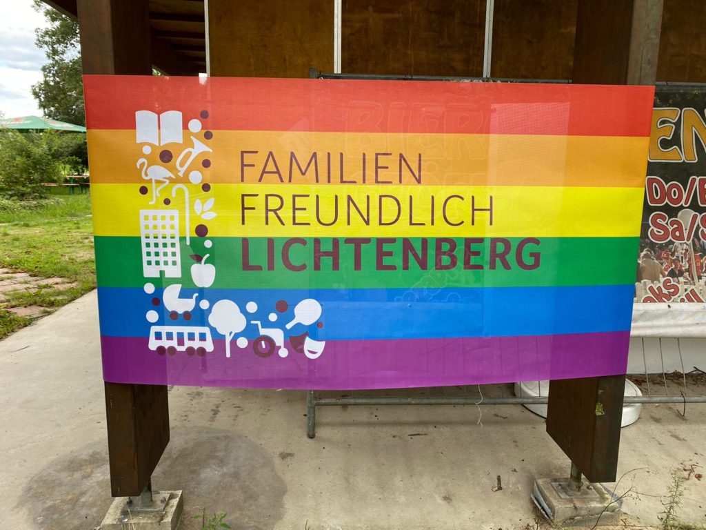 2. Queeres Sommerfest in Karlshorst  Foto: Lichtenberger Regenbogenflagge am Cateringhaus