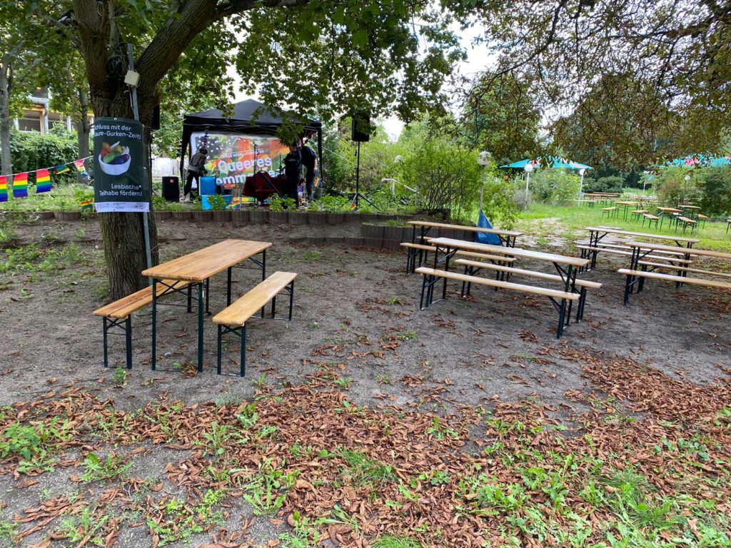 Foto: Biertischgarnituren im Picknickbereich