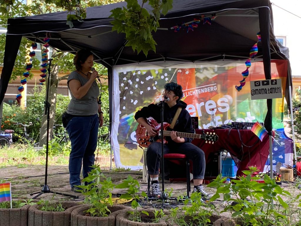 Foto: Bühne mit Musicact Momo und Constanze Körner (LesLeFam)