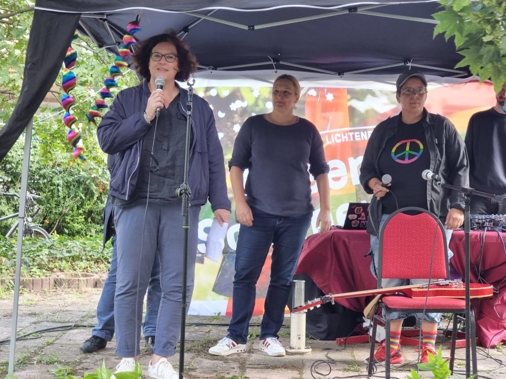 2. Queeres Sommerfest in Karlshorst  Foto: Bezirksstadträtin Camilla Schuler bei der Eröffnungsrede